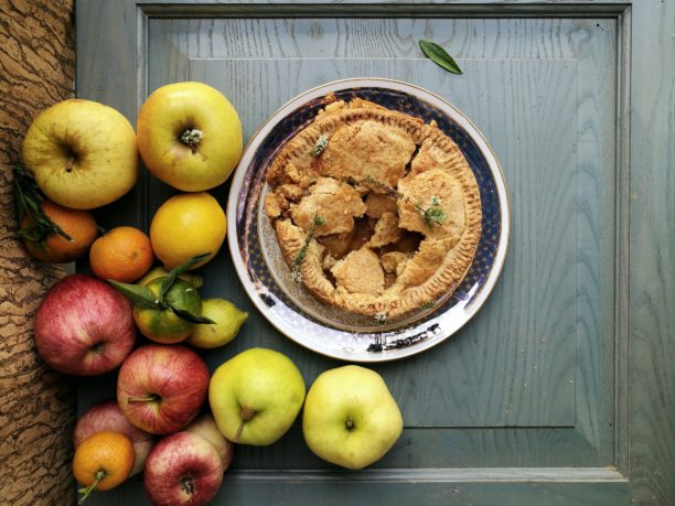 food, lavinia biancalani, viola berti, cooking, crostata, mele, gatti